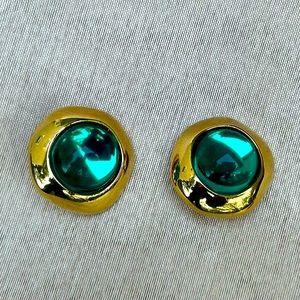 Vintage Green Gripoix Large Statement Gold Tone Clip-on earrings. Beautiful